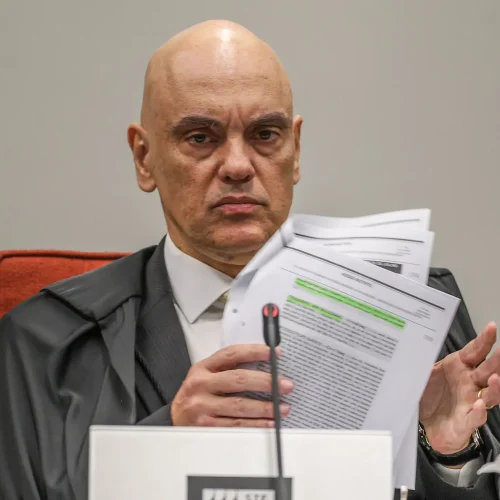 Moraes Determina Depoimento de Flávio Bolsonaro à PF em Investigação Envolvendo Lula
