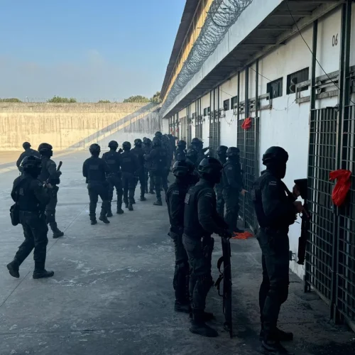Justiça Sentencia Dez Agentes Penitenciários à Prisão por Esquema Ilegal em Feira de Santana