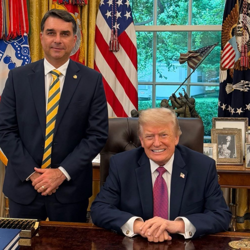 Em Washington, Flávio Bolsonaro Critica Impostos do PT e Defende Isenção do Pix contra Sanções dos EUA