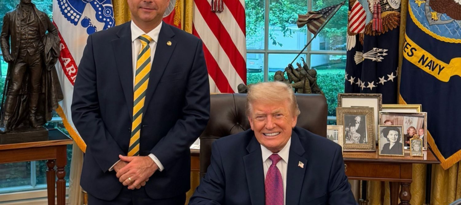 Em Washington, Flávio Bolsonaro Critica Impostos do PT e Defende Isenção do Pix contra Sanções dos EUA